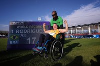 Recorde mundial e vaga garantida em Paris 2024: Brasil tem dia especial e segue líder em Santiago
