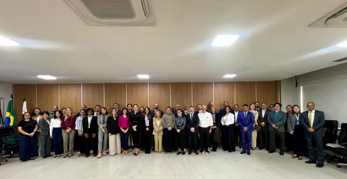 Cerca de 40 participantes da reunião alinhados