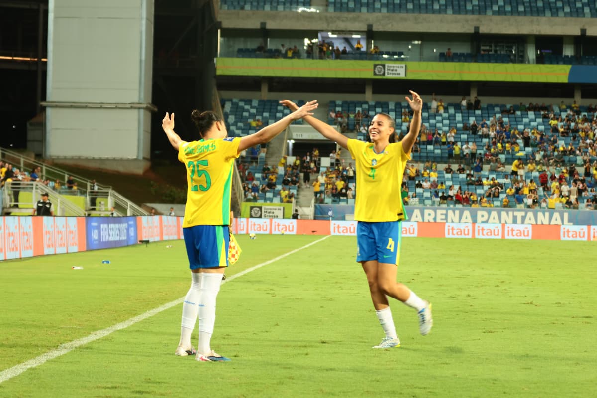 Duas jogadoras comemoram