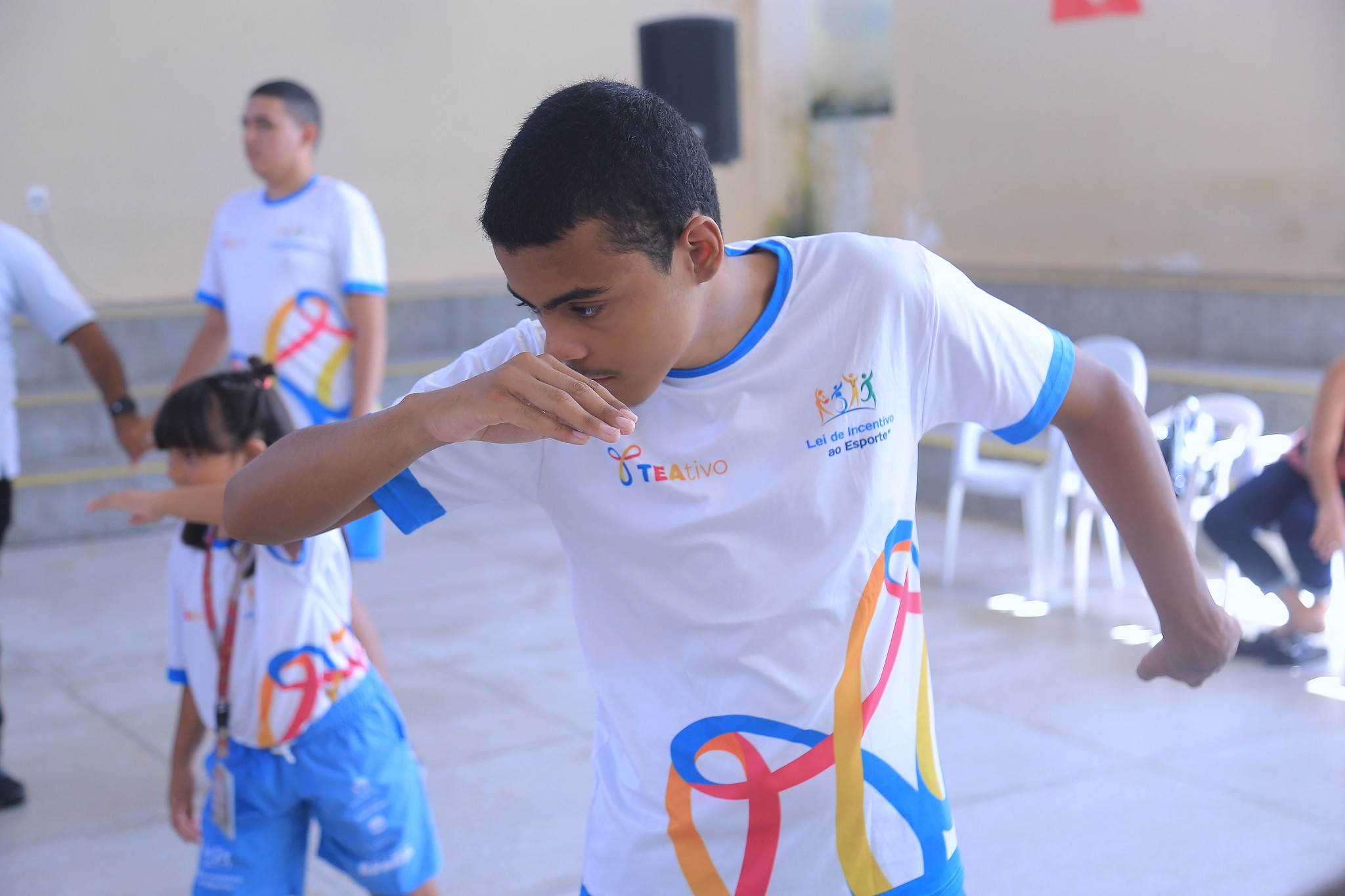 O aluno de capoeira Ryan, durante dinâmica na Apae. Foto: Ronaldo Caldas/MEsp