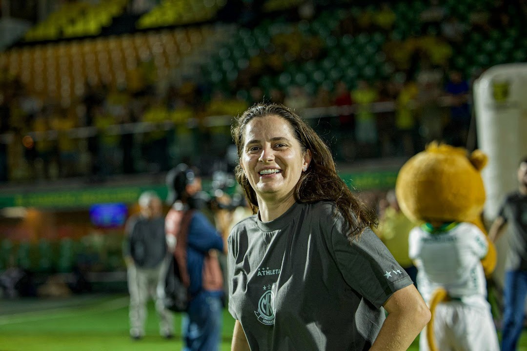 Carine Bosetti posa para foto e sorri.