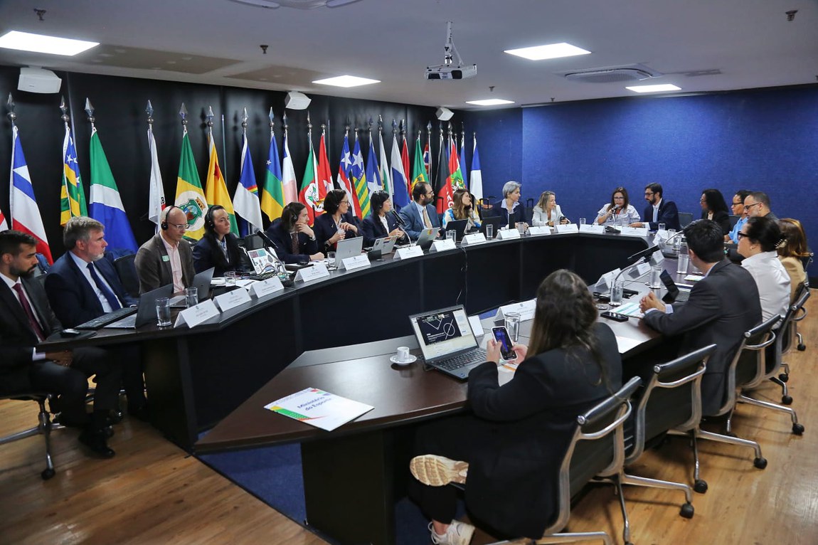 Na sede do Ministério do Esporte, em Brasília, eles debateram tópicos como tributo e imigração durante o Mundial