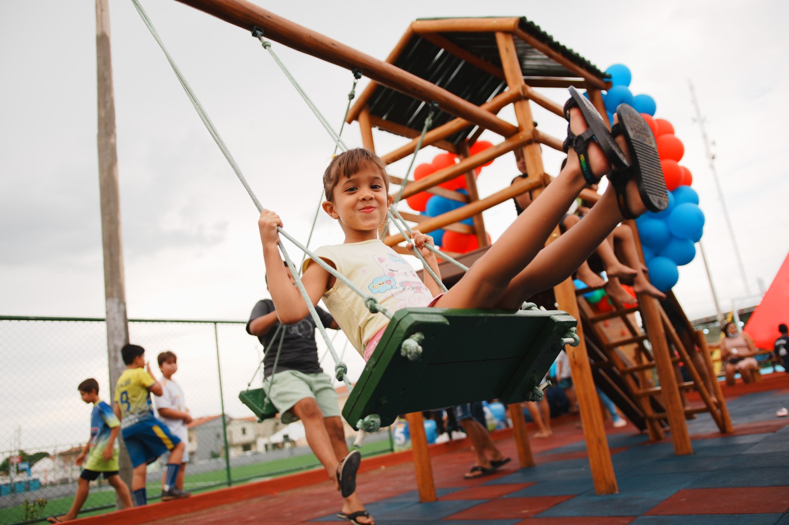 Criança em balanço.
