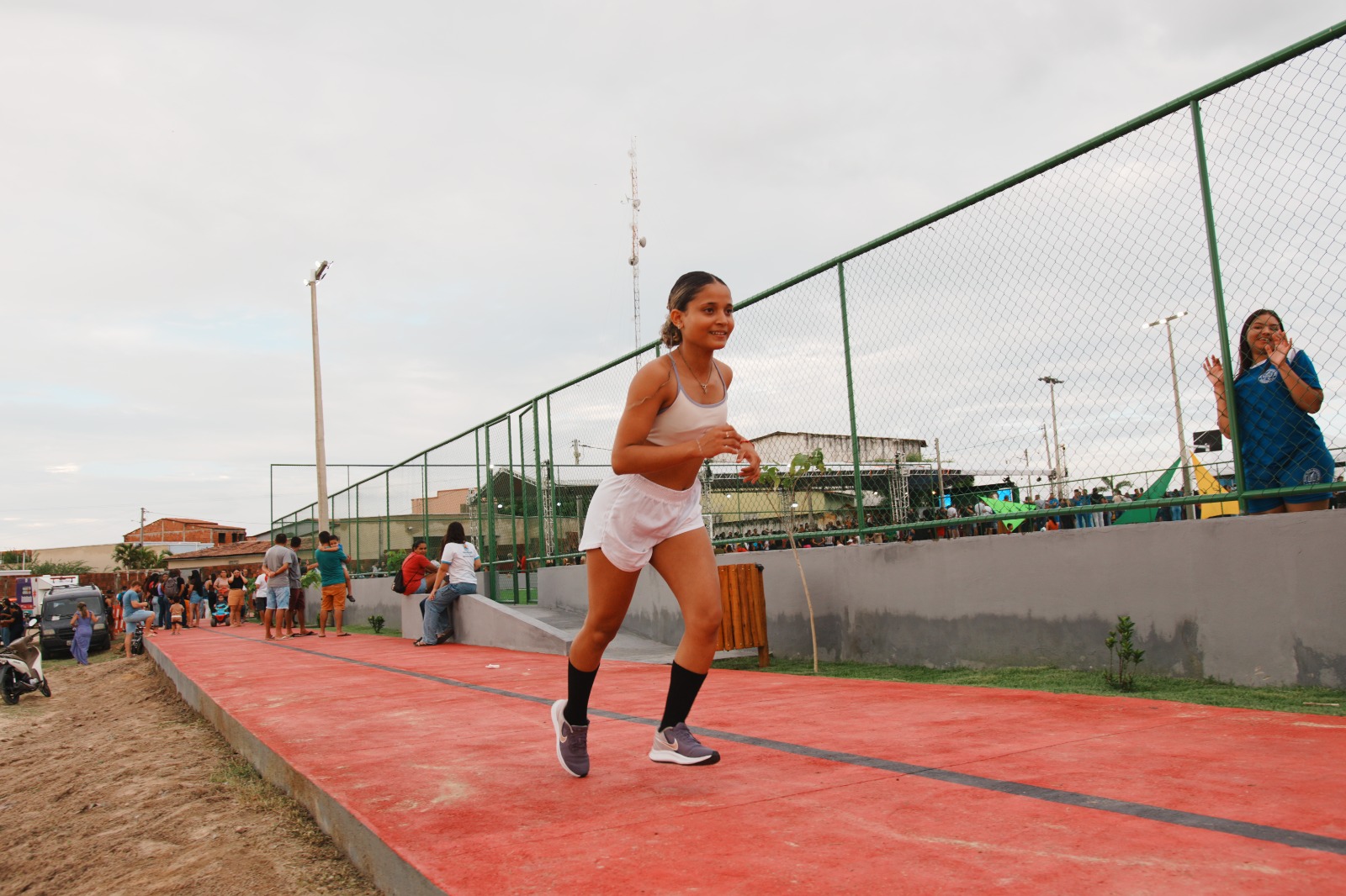 Jovem correndo em pista de caminhada da Arena Brasil.