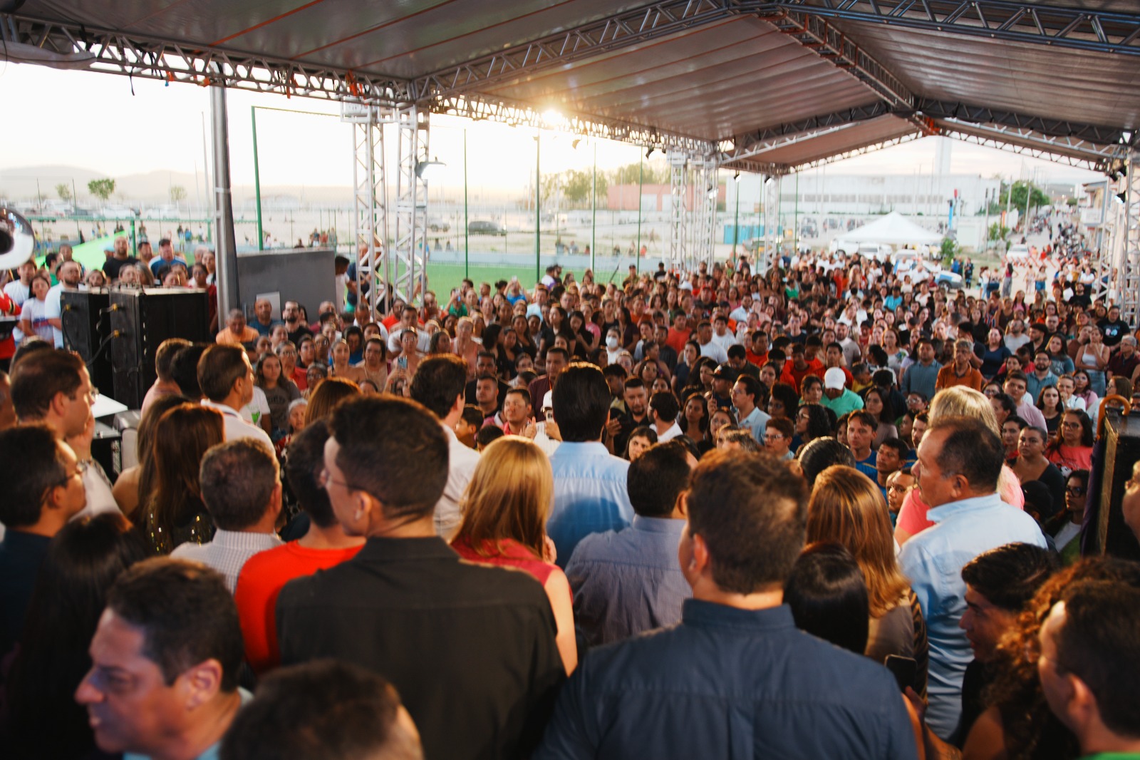 Populaçao assiste á inauguração.