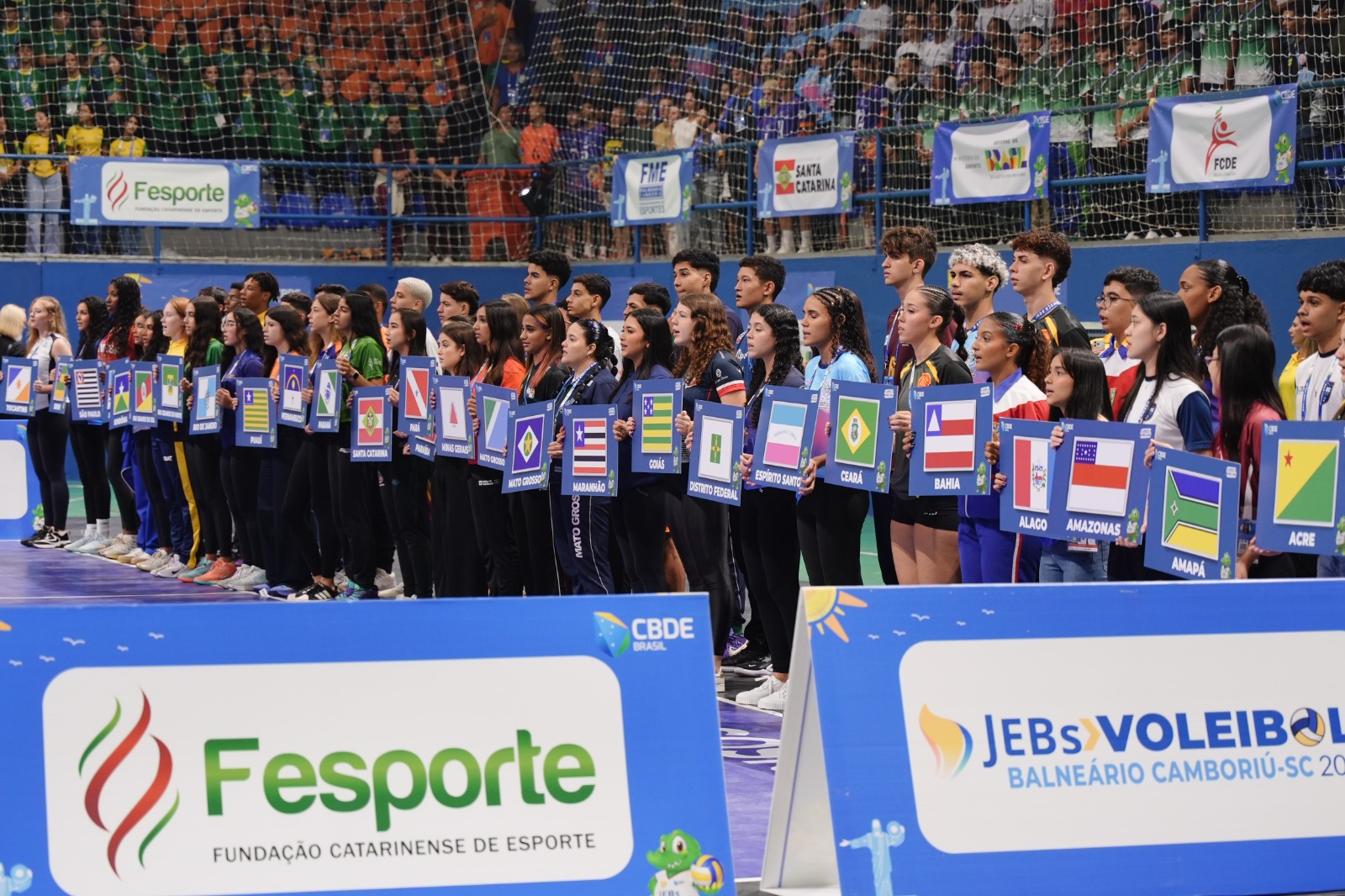 Fotos de atletas com placas dos Estados na abertura dos Jogos estudantis Brasileiros