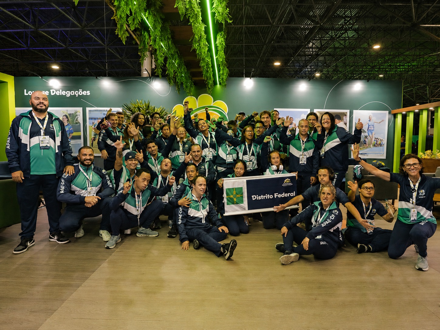 Andrea Raulino com os atletas estudantes da APAE DF