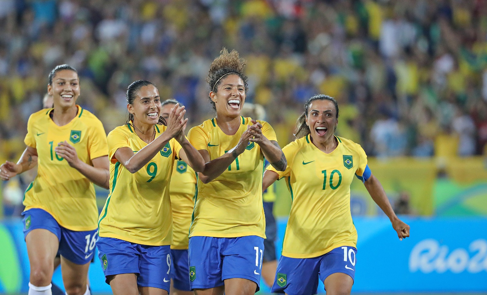 Futebol feminino brasileiro participa do desfile de 7 de setembro em Brasília