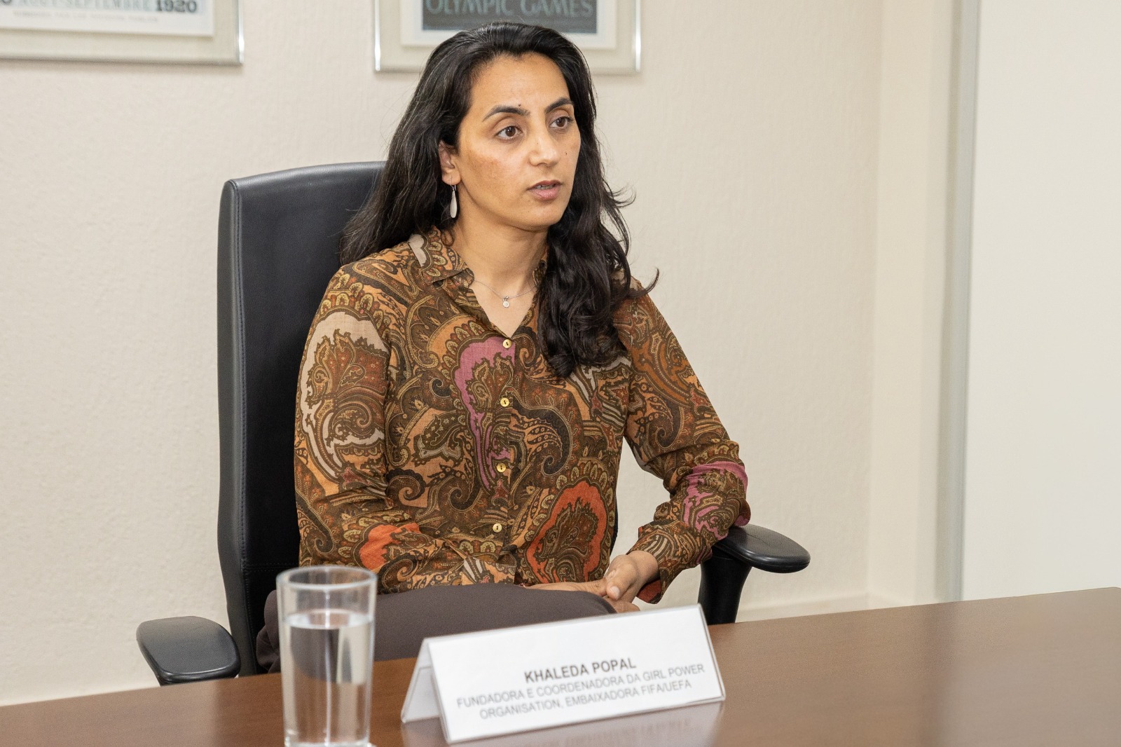 Jogadora afegã visita Ministério do Esporte e fala sobre futebol feminino