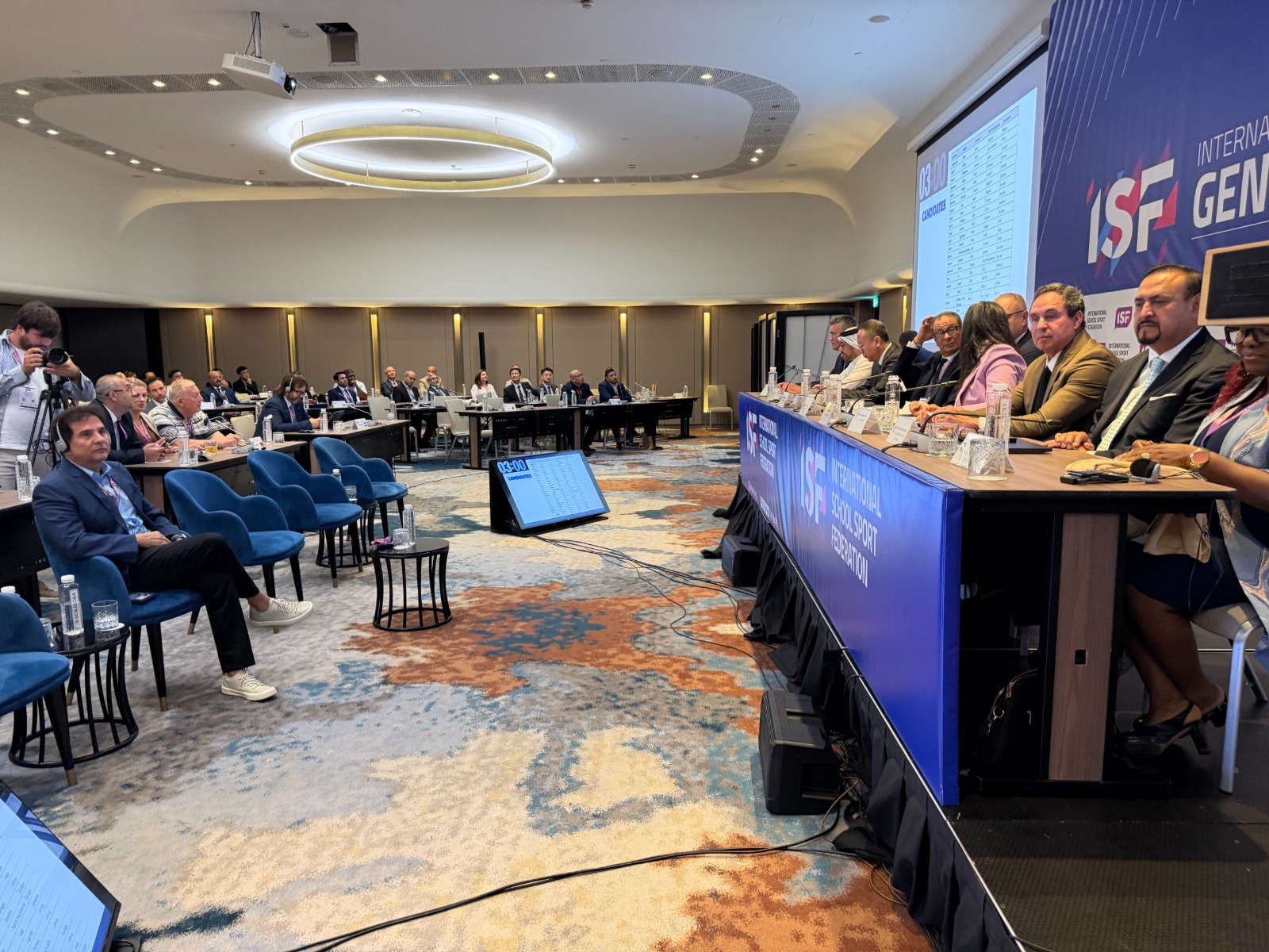 Reunidos em torno de duas mesas pequenas, participantes debatem