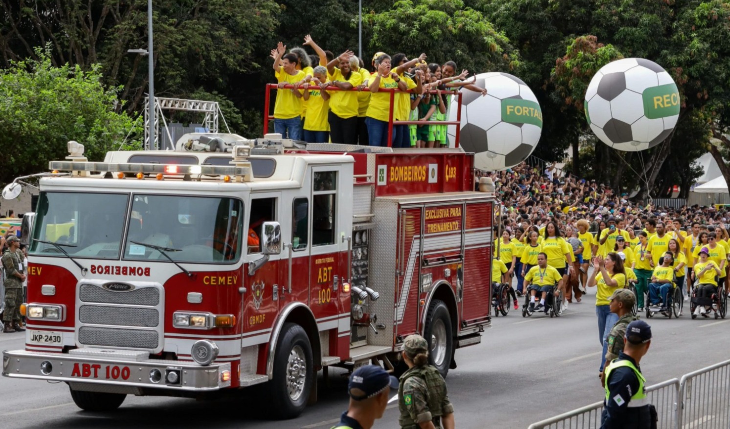 Pioneiras e nova geração do futebol feminino encantam público no 7 de Setembro em Brasília