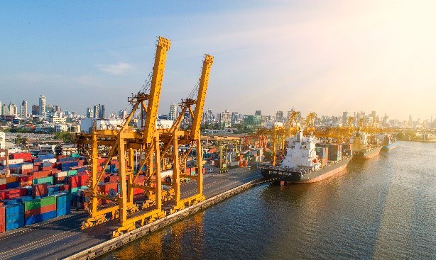 Porto com conteineres de exportação e maquinário para carga e descarga de navios