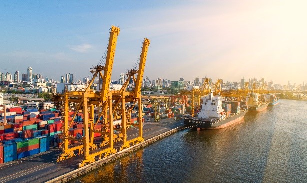 Porto com conteineres de exportação e maquinário para carga e descarga de navios