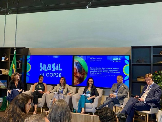 A secretária de Assuntos Internacionais do Ministério da Fazenda, Tatiana Rosito (centro), mediu o painel sobre blended finance. Foto: Divulgação/MF