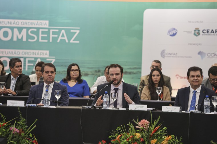 O secretário-executivo do MF, Dario Durigan, faz o lançamento do Profisco III durante a reunião do Confaz, em Fortaleza — Foto: Jarbas Oliveira