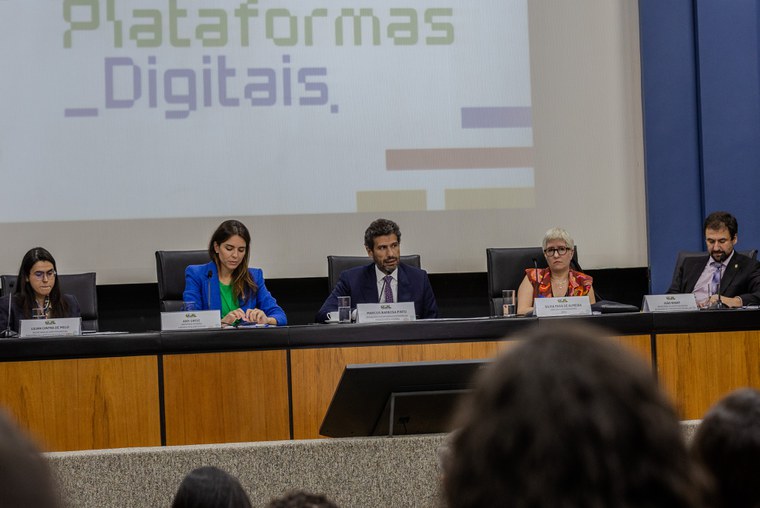 O secretário Marcos Pinto (ao centro) destacou na abertura a importância de ouvir a sociedade e os demais atores envolvidos com os serviços digitais— Foto: Gustavo Raniere