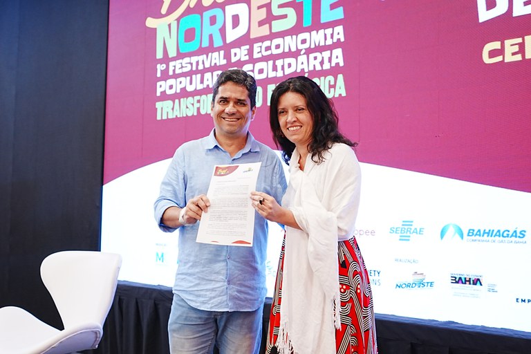 A subsecretária Cristina Reis, da Fazenda, recebe de Glauber Piva, representante do Consórcio Nordeste, a Carta de Intenções do Plano Nordeste Brasil – Fotos: Janaylson Dias e Flávio Nascimento
