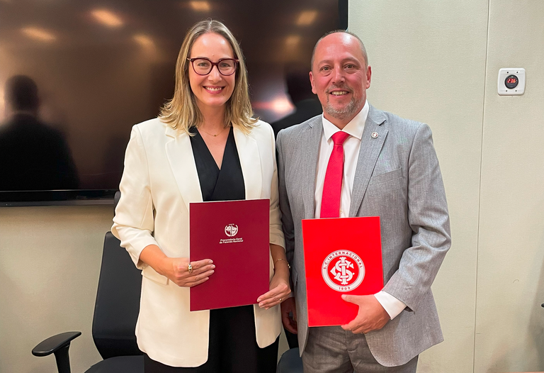 A procuradora regional da 4ª Região, Simone Klitzke, e o presidente do Inter, Alessandro Barcellos firmaram o acordo – Foto: Divulgação PGFN
