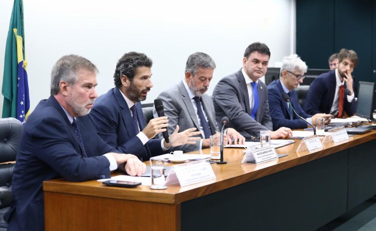 O sistema tributário atual pune o mais pobre, mas as mudanças trazidas pelo PL 1.087 corrigirão essa injustiça, explicou Marcos Pinto na audiência – Foto: Vinicius Loures/Câmara dos Deputados