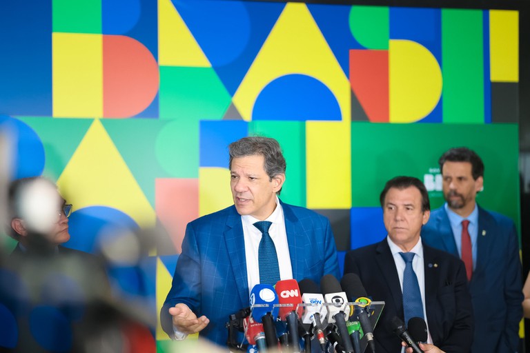 Durante coletiva no Planalto, o ministro Fernando Haddad informou que a plataforma estará disponível ainda este ano — Foto: Dney Justino/PR
