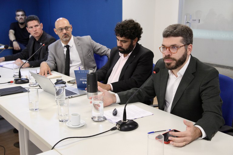 O secretário-executivo adjunto Rafael Dubeux (D) mostrou o trabalho do MF visando a redução da emissão dos gases do efeito estufa: “São mais de 100 medidas” – Foto: André Corrêa