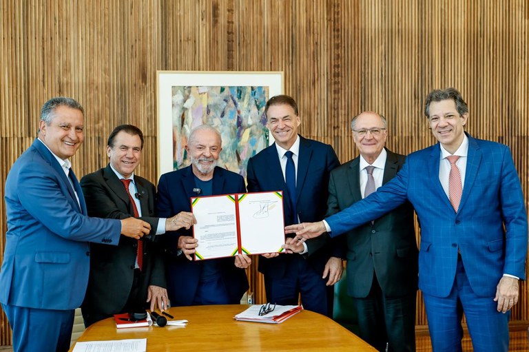 Fernando Haddad (D) com o presidente e outros ministros após a assinatura do decreto que beneficiará diretamente mais de 22 milhões de trabalhadores – Foto: Ricardo Stuckert/PR