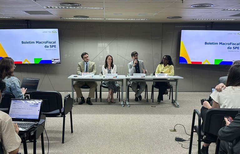 O secretário Guilherme Mello (camisa preta) e a equipe da SPE explicaram o ajuste no PIB: crescimento mais forte no 1º semestre e restante do período mais perto da estabilidade– Foto: Divulgação/MF