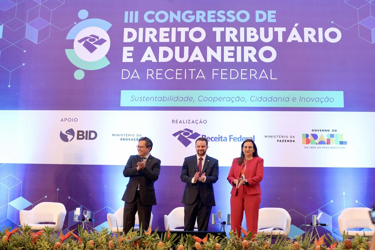 Dario Durrigan (C) participa da sessão de encerramento do III Congresso, ao lado do secretário da Receita, Robinson Barreirinhas, e da secretária adjunta Adriana Gomes Rêgo – Foto: André Corrêa