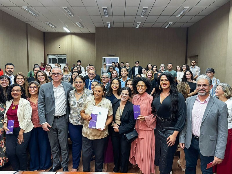 A cerimônia simbólica de assinatura dos ACTs, no auditório da UFRN, reuniu a governadora Fátima (ao centro), universidades, órgãos parceiros e organizações sociais – Foto: Divulgação MF