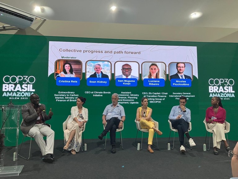 Registro da mesa que tratou do Roteiro da Taxonomia (Taxonomy Roadmap Initiative - TRI) durante a COP30, realizada em Belém/PA, no mês de novembro – Foto: Divulgação MF