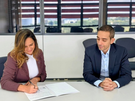 Corregedor do MF, Antonio Carlos Vasconcellos Nóbrega, e corregedora do MDHC, Tatiane Pires Madureira, assinaram o protocolo. Foto: Coger Divulgação/MF