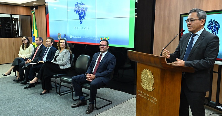 O secretário Robinson Barreirinhas discursa ao assinar o ato que permitirá à RFB acessar ambientes avançados de análise financeira e patrimonial ‒ Foto: Isaac Amorim/MJSP