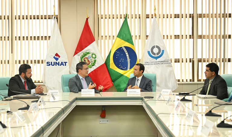 O secretário da Receita, Robinson Barreirinhas (E), assinou com o peruano Javier Franco o instrumento que aprofunda a colaboração aduaneira entre os dois países – Foto: Divulgação RFB