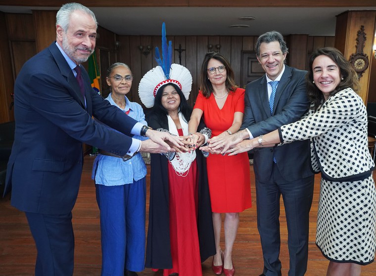 Fernando Haddad, com as ministras Marina Silva e Sonia Guajajara, e a embaixadora Rosito, entre outras autoridades, lançam o  Círculo de Ministros de Finanças – Foto: Rogério Cassimiro/MMA