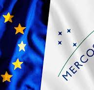 Bandeiras da União Europeia e do Mercosul,