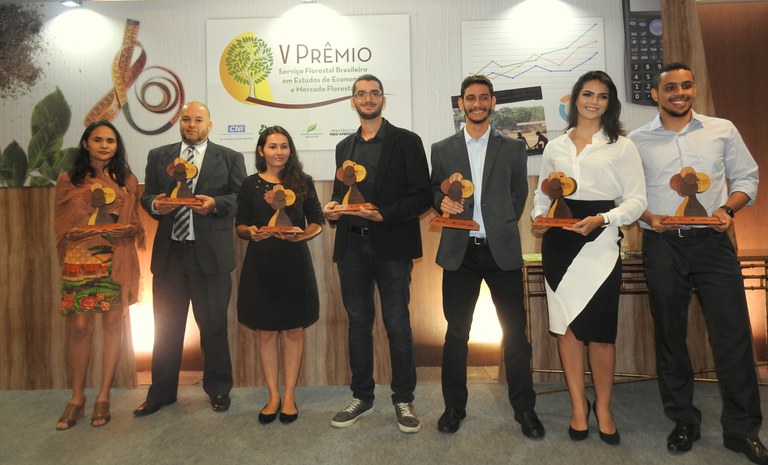 Capa_Servico Florestal entrega premio para estudos de economia.jpg