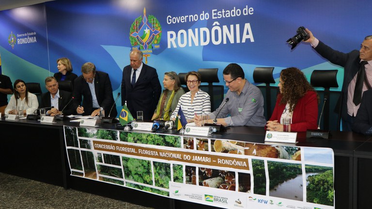 Capa_Ministra Tereza Cristina e governador de Rondonia participam de assinatura de contrato de concessao para manejo na Flona do Jamari