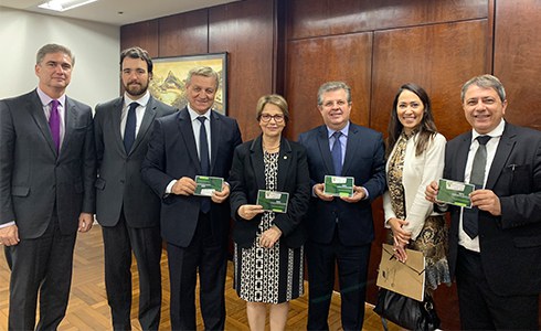 Capa_Ministra Tereza Cristina reune-se com organizadores de congresso mundial de pesquisa florestal.jpg