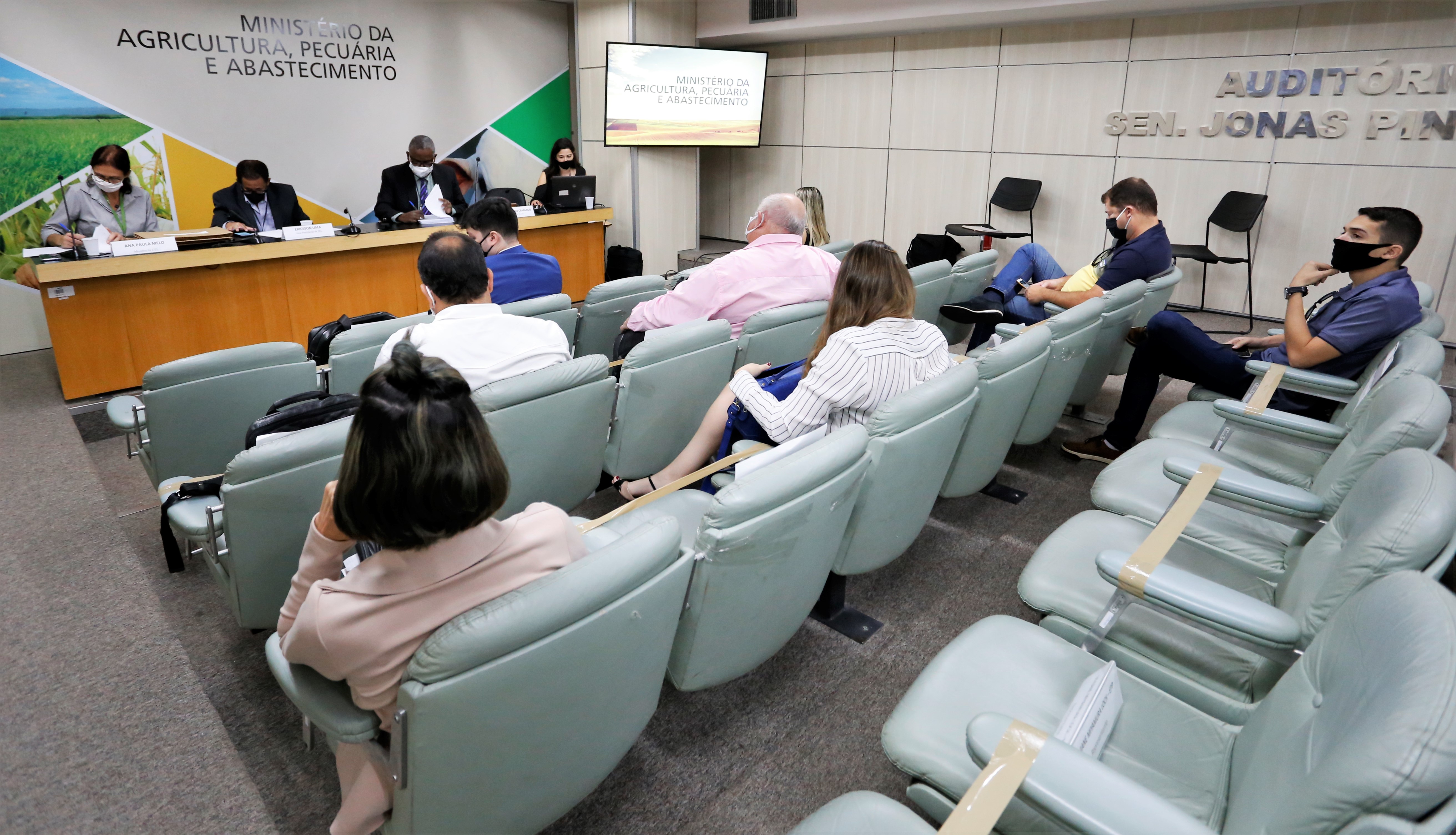 Capa_CEL do SFB abre envelopes da concorrencia para concessao florestal na Flona do Amapa.jpg