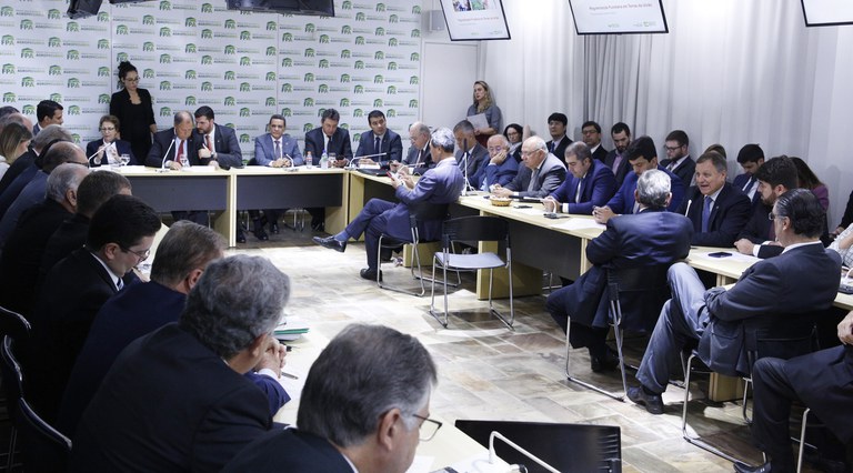 Capa_Ministra debate MP da regularizacao fundiaria com parlamentares.jpg