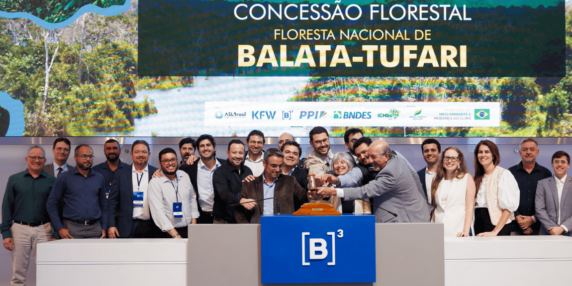 Grupo de pessoas participa da inauguração da concessão da Floresta Nacional de Balata-Tufari