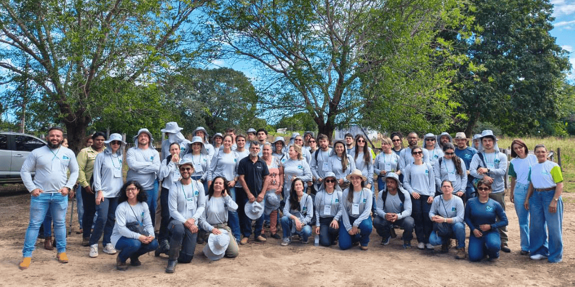 Foto de reunião com pessoa em uma mesa