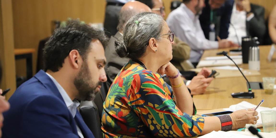 Foto de reunião com pessoa em uma mesa