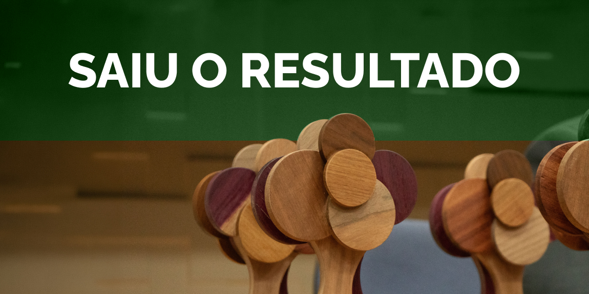 A imagem tem fundo com gradiente verde e traz o texto "SAIU O RESULTADO" em destaque. Na frente, aparecem troféus de madeira com formatos circulares em tons de marrom