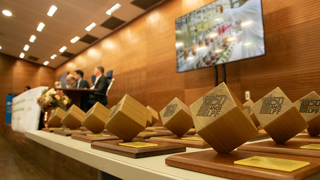 Homenagens aos pesquisadores aposentados no LPF. Foto: Ascom/SFB