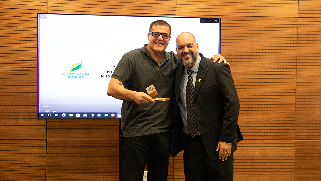 Coordenador do LPF, Fernando Gouveia, e servidor homenageado, Jonas Correa. Foto: Ascom/SFB