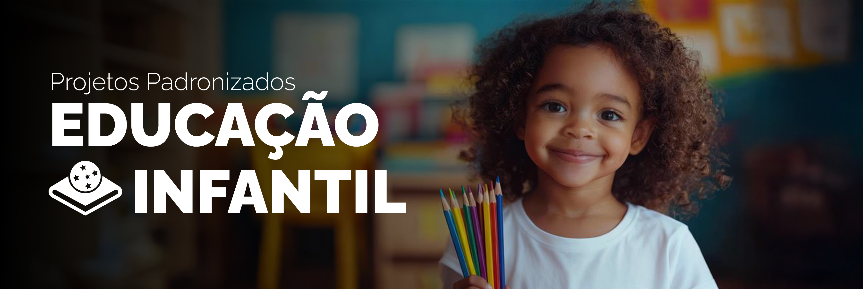 Banner principal projetos padronizados da educação básica com criança segurando conjunto de lápis coloridos.