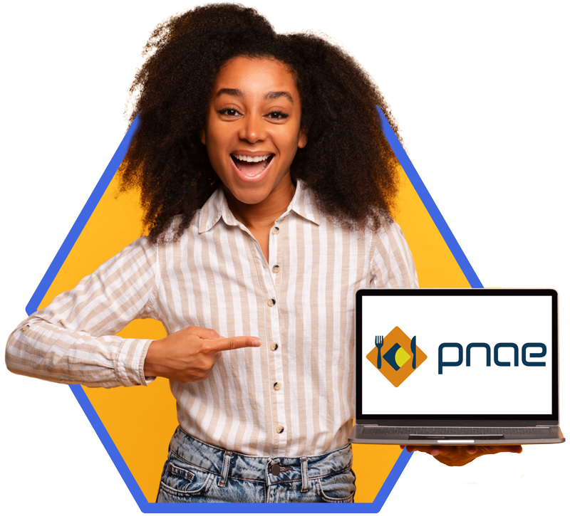 Mulher apontando para notebook com a logo do PNAE na tela