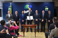 Firmada parceria para aprimorar o monitoramento da execução dos planos de educação