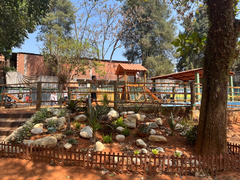 GuiaEBN_EMEI Capitão Alberto-SP_desnível-jardim_autor.PaulaMendonça_AcervoAlana.jpg